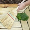 Kép 2/4 - York cirokseprű SORGO MINI – 42x23x5,0 cm, kompakt kézi seprű természetes anyagból-2